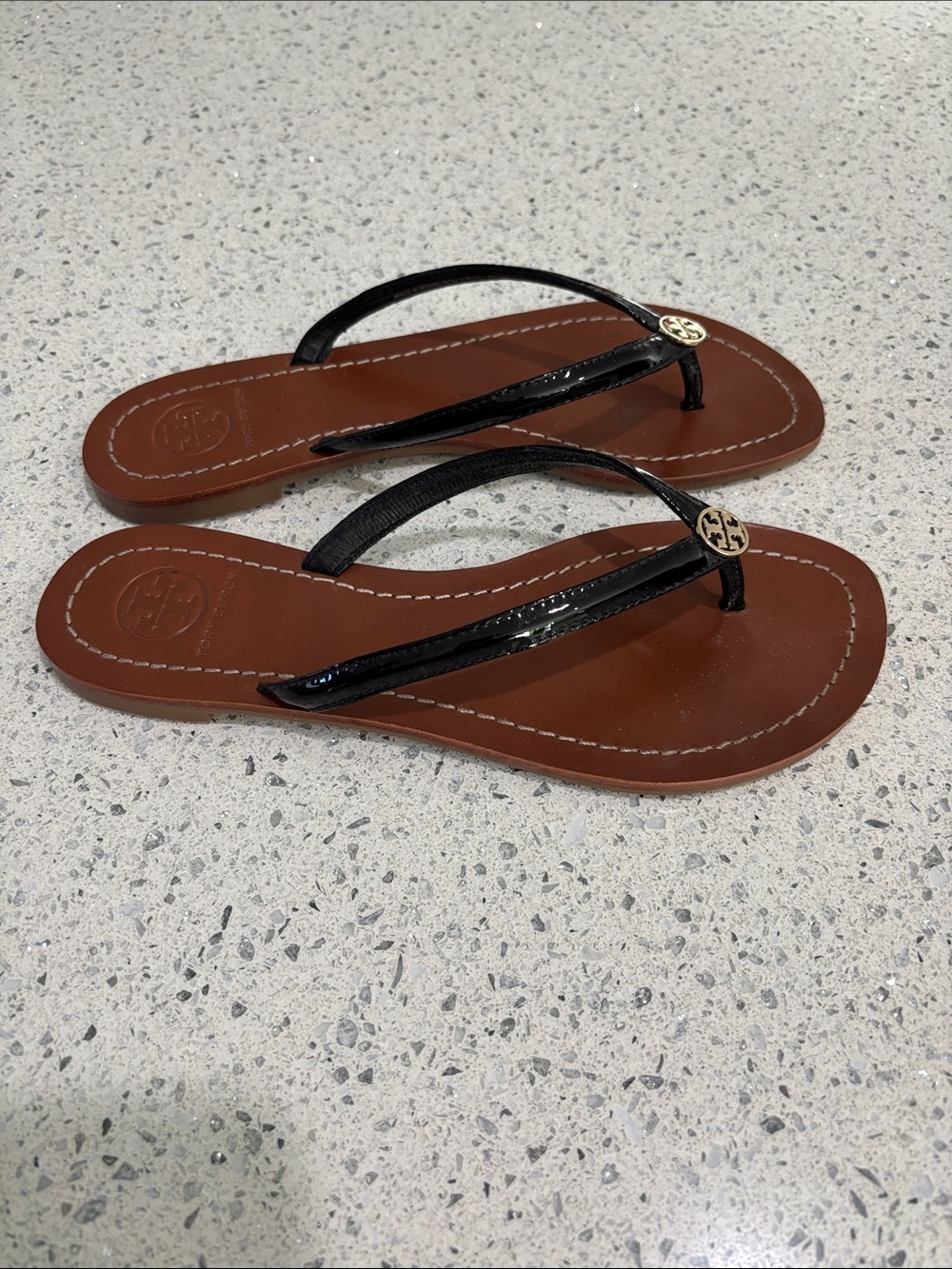 Tory Burch Black Patent Leather Thong Sandals with Gold Logo - Picture 2 of 4